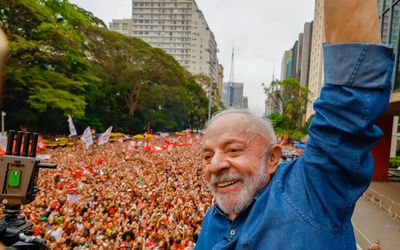 Fim da escala 6x1: Lula comemora aprovação no Congresso; Flávio Bolsonaro vota a favor, mas vai mudar a lei de novo se for eleito presidente