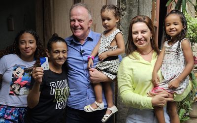 Casagrande visita famílias na Grande São Pedro e entrega primeiros cartões do Vale Gás Capixaba à população