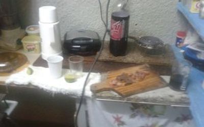 Churrasco, celas com ar condicionado, equipamentos para ginástica e até venda de carro dentro da carceragem da Polícia Militar