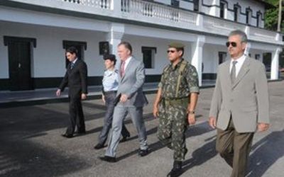 Exército homenageia governador Renato Casagrande