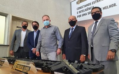 Governador entrega mais armas e viaturas à Polícia Civil e reafirma que a segurança pública está de novo sendo reestruturada