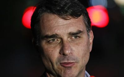 Flávio Bolsonaro admite que pediu milhões a Vorcaro para filme do pai, que está preso