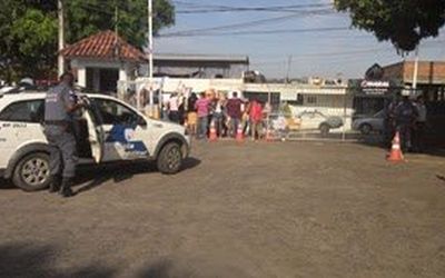 Insatisfeitos com "descaso do governo" em  reajustar tabela de subsídios, familiares de militares protestam na porta de quartel da PM em Cachoeiro e impedem saída de viaturas