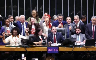 Câmara aprova PEC que acaba com escala de trabalho 6X1