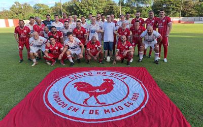 Dinho ganha homenagem do ‘Galão do Sefa’ e fala de sua paixão pelo Flamengo