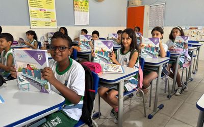 Alunos da rede municipal recebem material estruturado para fortalecer a aprendizagem em Cariacica