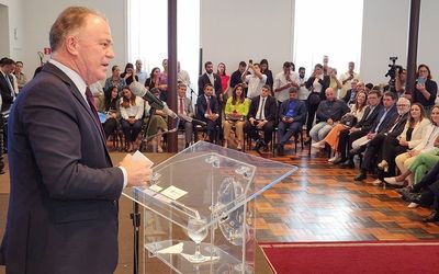 Governador anuncia novos investimentos na área da educação e a contratação de 300 psicólogos e assistentes sociais para atuarem em escolas