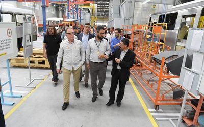 Governador visita linha de produção de ônibus da Marcopollo e conhece investimentos que a empresa faz no Espírito Santo