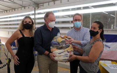Governador e secretário da Educação acompanham entrega de cestas básicas a alunos da Rede Estadual na Serra