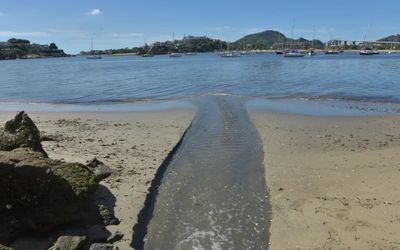 Mancha escura em praia capixaba é causada pela Prefeitura de Vitória