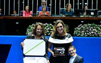 Ex-ministra de Bolsonaro, Cristiane Britto recebe maior prêmio do Senado por defesa das mulheres: “Esse diploma é também seu, presidente!”
