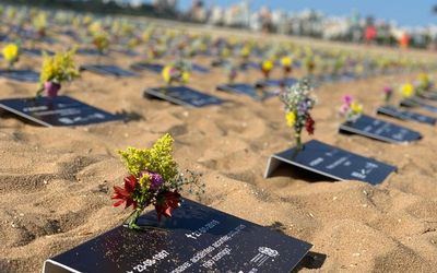 POPULAÇÃO APOIA CAMPANHA DO DETRAN/ES: Praia de Camburi é cenário de ação para alertar sobre mortes no trânsito