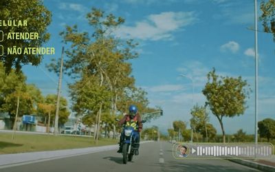 Campanha educativa do Detran alerta para perigo do uso do celular por motociclistas nas ruas do Espírito Santo