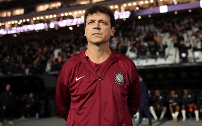 Corinthians demite o técnico Fernando Diniz e corre atrás de Ramón Díaz