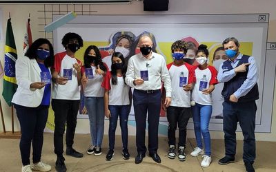 ‘NOSSO GOVERNADOR NOS DEVOLVEU A ESPERANÇA”, DIZ MÃE DE ALUNA VACINADA: Emoção marca início da vacinação para adolescentes sem comorbidade no Espírito Santo