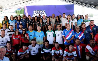 Casagrande e Ricardo Ferraço entregam uniformes aos 70 municípios que disputam a Copa Sesport