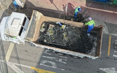 Mais de 2 toneladas de fios sem uso já foram retiradas da Expedito Garcia durante limpeza visual