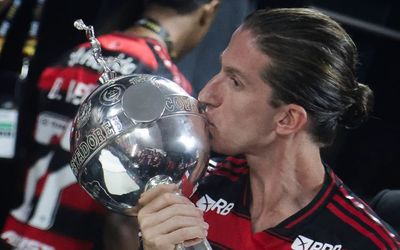 Após drama, Filipe Luís aceita proposta e renova com o Flamengo