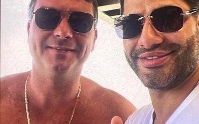 Descontraído, Flávio Bolsonaro aparece em foto ao lado do capanga de Daniel Vorcaro