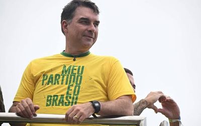 Flávio Bolsonaro é investigado no STF em inquérito sobre financiamento do filme de Bolsonaro-Pai