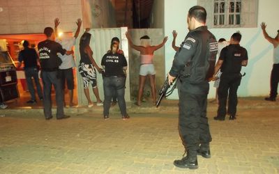 Polícia faz “Operação Comércio Legal” em Ibiraçu e Fundão, aborda mais de 100 pessoas e prende acusados de tráfico