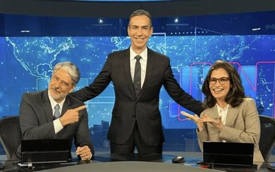O último 'boa noite' de William Bonner na bancada do Jornal Nacional: “A gente se vê em breve, muito obrigado”, agradeceu o apresentador