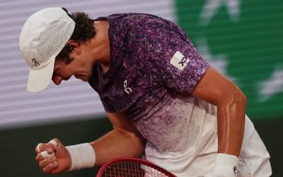 João Fonseca brilha outra vez, bate Ruud e vai às quartas de Roland Garros sob aplausos de Guga