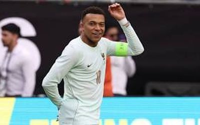 França dá uma lição de futebol ao Brasil