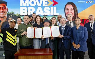 Governo amplia crédito para motociclistas de aplicativos: ‘Estamos tirando mais um pouco de gente da invisibilidade”, afirma Lula