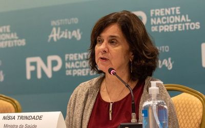Ministra critica governo Bolsonaro, diz que mortes por Covid poderiam ter sido evitadas e faz apelo: “É hora de intensificar a vacinação”