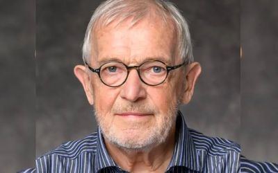 Nobel de Física 2026 vai para Francis Halzen por detectar neutrinos a partir da Antártida