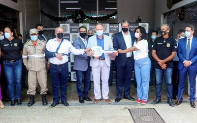 Ao entregar 48 novos veículos à Polícia Civil, Casagrande parabeniza policiais pela redução no índice de assassinatos