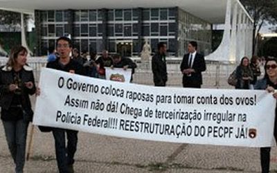 Greve na Polícia Federal: agentes entregam armas e distintivos e garantem uma paralisação pacífica