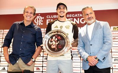 Pedro recebe homenagem e celebra marca de maior artilheiro do Flamengo no século XXI