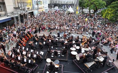 Multidão se emociona com a reabertura do Theatro Carlos Gomes