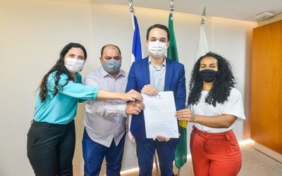 Prefeito anuncia criação do cargo de Tradutor e Intérprete de Libras e regulamentação para atuação de professor na Educação Especial de Vitória