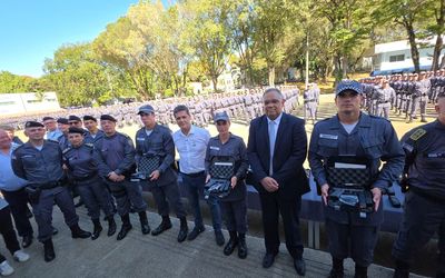 Ricardo Ferraço entrega mais de 2 mil novas pistolas Glock à PM e um kit de  proteção individual aos alunos-soldados
