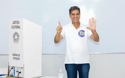 Líder da pesquisa Brand com 44,2%, Ricardo Ferraço vota em Vitória e reforça confiança na reeleição
