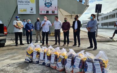 Governo entrega cestas básicas para empreendedores do samba capixaba
