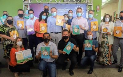 ESTADO DISTRIBUI CADERNOS PEDAGÓGICOS DE ALFABETIZAÇÃO PARA TODA REDE PÚBLICA CAPIXABA: “Os livros constroem uma sociedade democrática e livre”, diz Casagrande