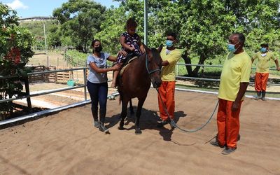 Apenados da Colônia Penal do Espírito Santo ajudam crianças da Apae a se desenvolver com o projeto de equoterapia