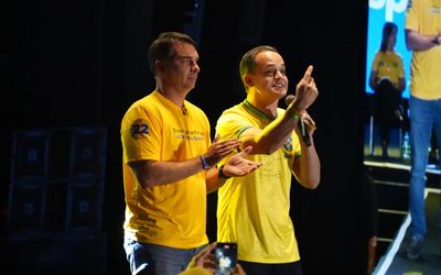 Flávio Bolsonaro emitiu duas notas fiscais de R$ 500 mil para empresa que recebeu repasses do Master