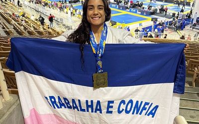 Thaís Loureiro conquista terceiro lugar no Pan-Americano de Jiu-Jitsu nos EUA