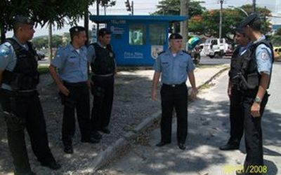 Oficiais do Proerd da PM capixaba visitam UPPs do Rio