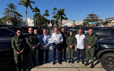 Governador entrega 42 novas viaturas para a Polícia Penal e libera compra de mais 41 veículos