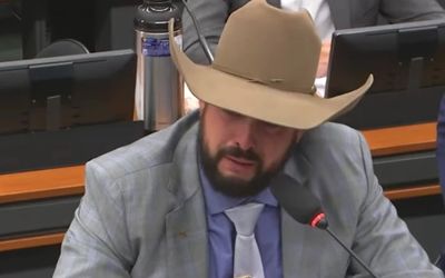 Deputado machão chora ao vivo em sessão da Câmara Federal