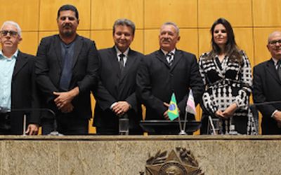 DIRETOR DO SINDIPOL, ALOÍSIO FAJARDO COBRA DO GOVERNO  “DESENGAVETAMENTO” DE PROJETO DE LEI SOBRE ISONOMIA: Euclério Sampaio e Gilsinho Lopes prestam homenagem a policiais civis na Assembleia Legislat