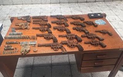 Polícia Militar do Espírito Santo encontra cofres abandonados no meio da rua com armas e farta munição