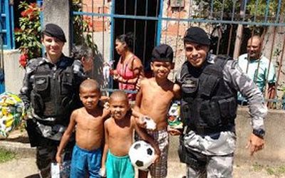 Tropa de Elite da PM faz a alegria de crianças da Serra com doação de brinquedos no Dia de Natal