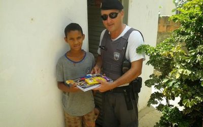 UM GESTO DE SOLIDARIEDADE: Policiais militares doam material escolar para garoto de 12 anos estudar no Espírito Santo